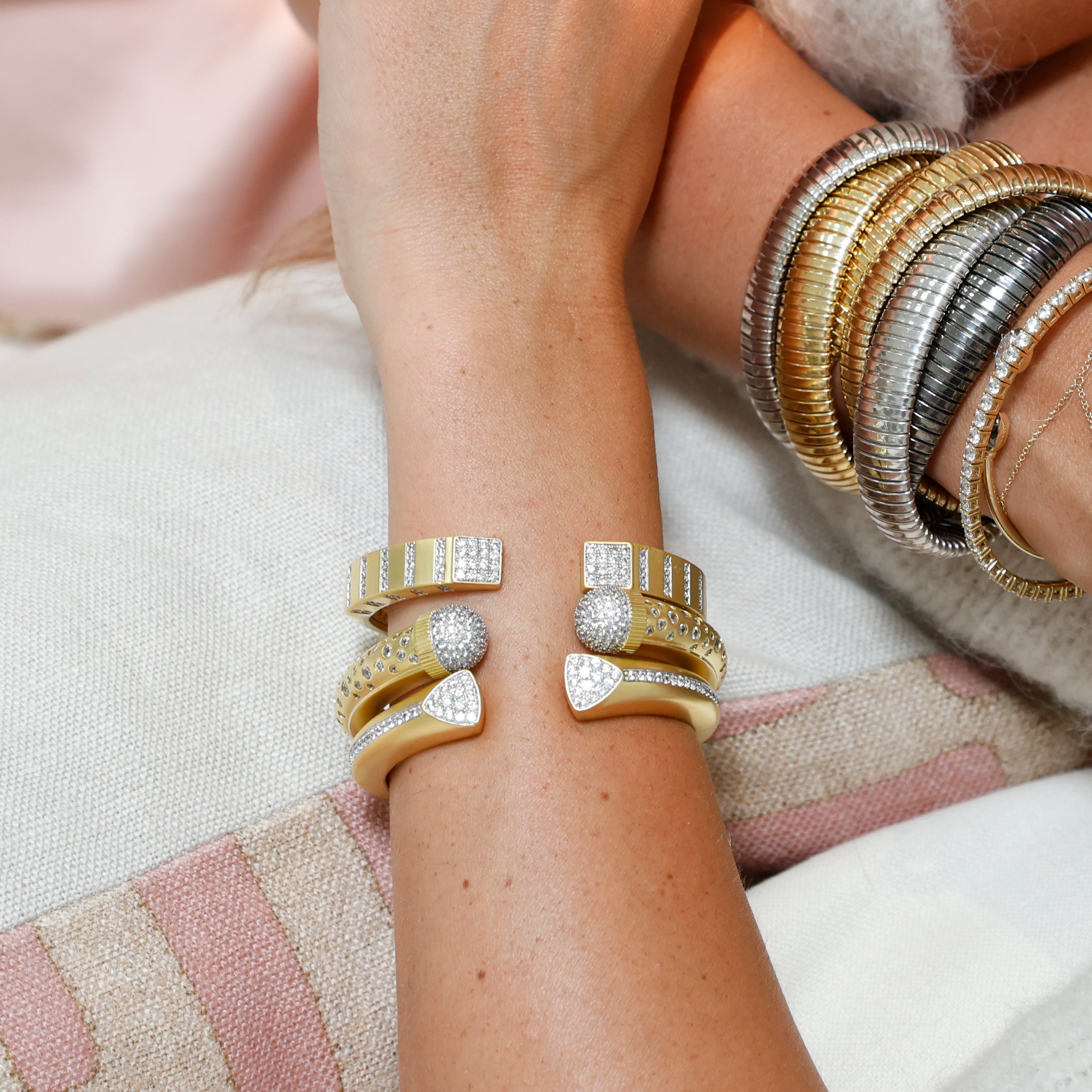 Pave Square Tips Hinge Bangle Bracelet
This yellow gold-plated hinge bangle is accented with crystal-pave square tips and sparkling details, the perfect statement on its own or layered with your favorite bracelets.
Yellow Gold Plated
0.35" Wide