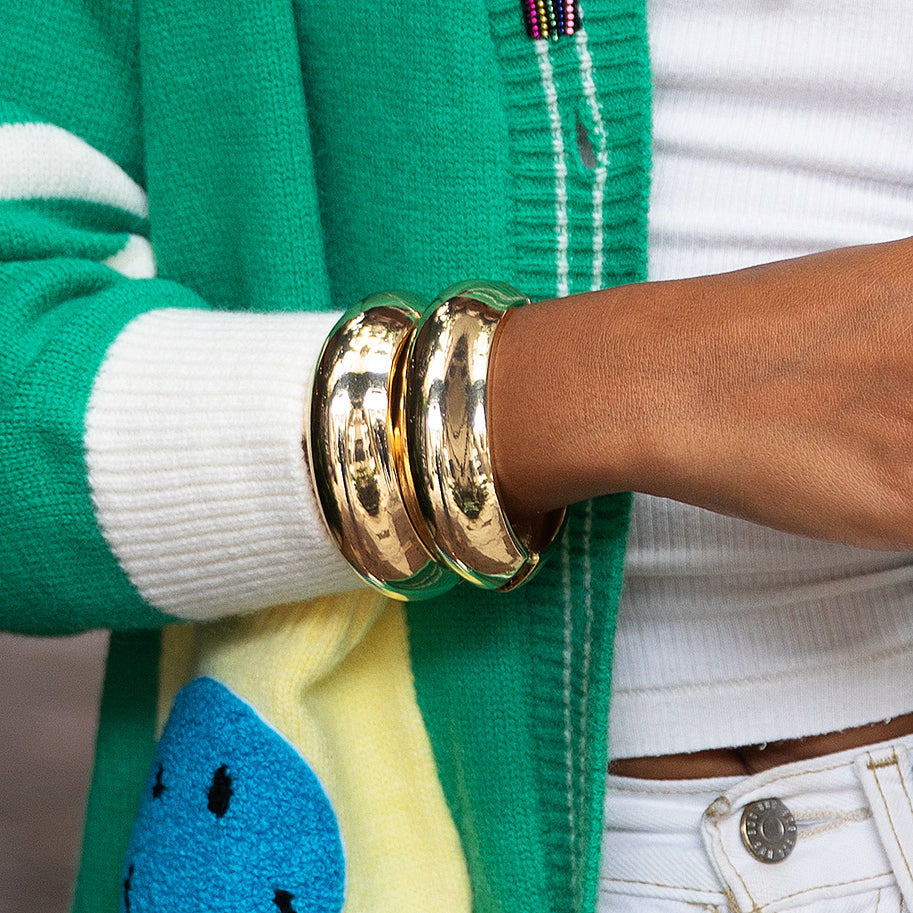 Domed Bangle Bracelet
This domed bangle bracelet is a staple piece for any fashionable individual. Its minimal design is both trendy and chic, making it the perfect accessory for any outfit. Add a touch of elegance to your wardrobe with this must-have bracelet.
Yellow Gold Plated
1.05" Wide