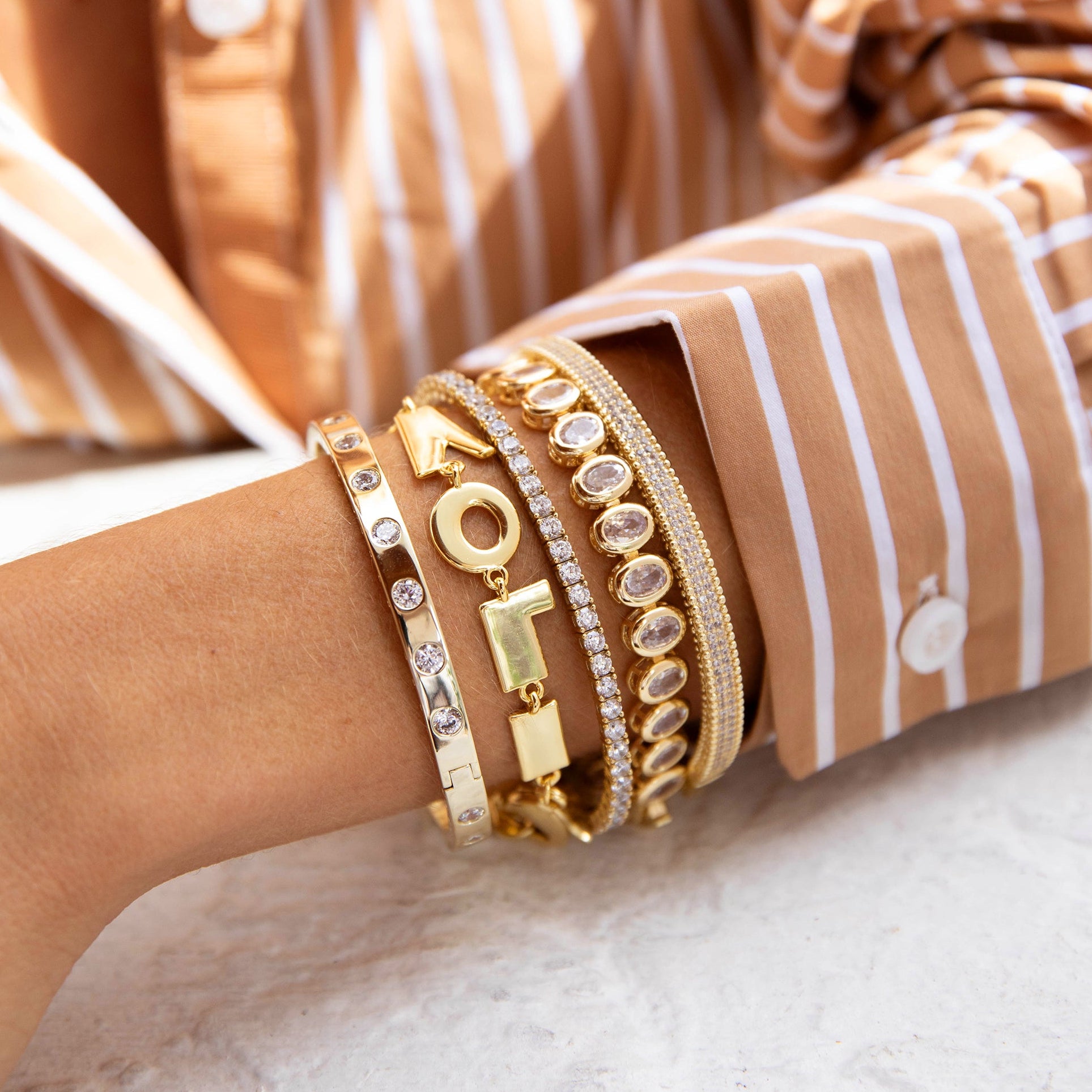 CZ Hinge Bangle Bracelet
Add a timeless staple piece to your jewelry collection with our Hinge Bangle Bracelet. Made to be versatile and classy, this bracelet is a must-have for any sophisticated outfit. Elevate your style with this elegant and tasteful accessory.
18K Yellow Gold Plated
7" Wide