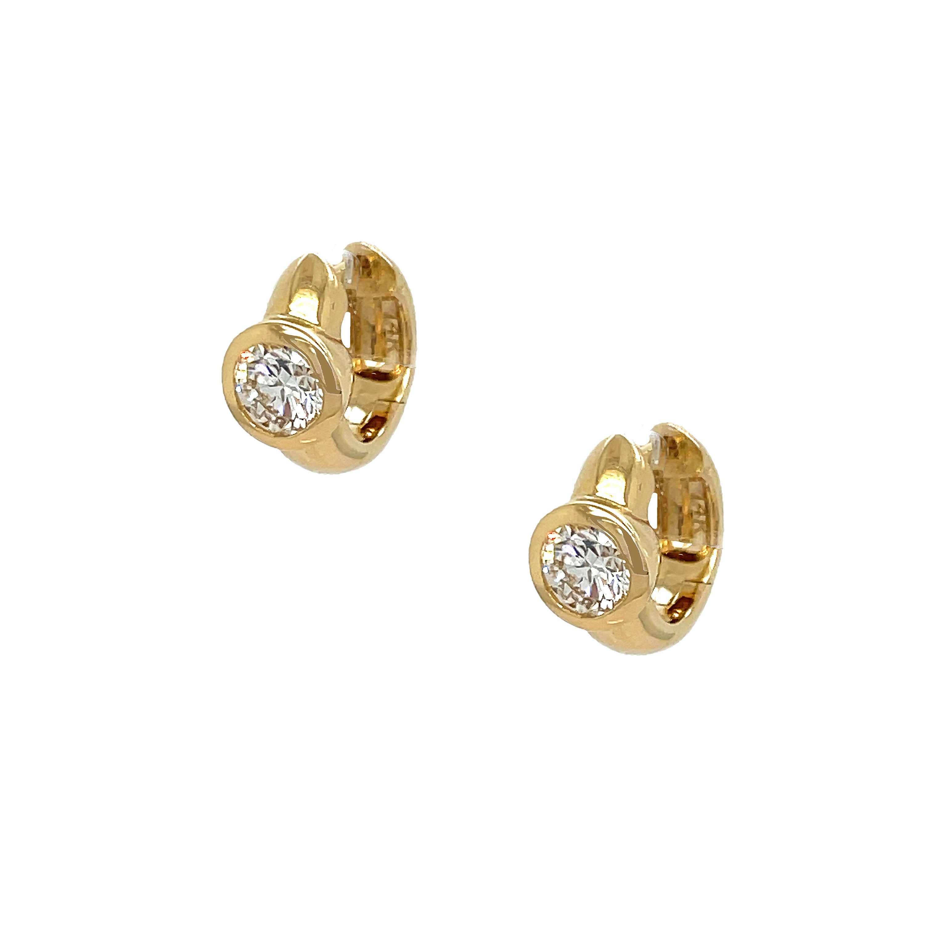 Center Diamond Huggie Pierced Earrings
14K Yellow Gold
0.50" Long X 0.25" Wide
1 Carat Weight