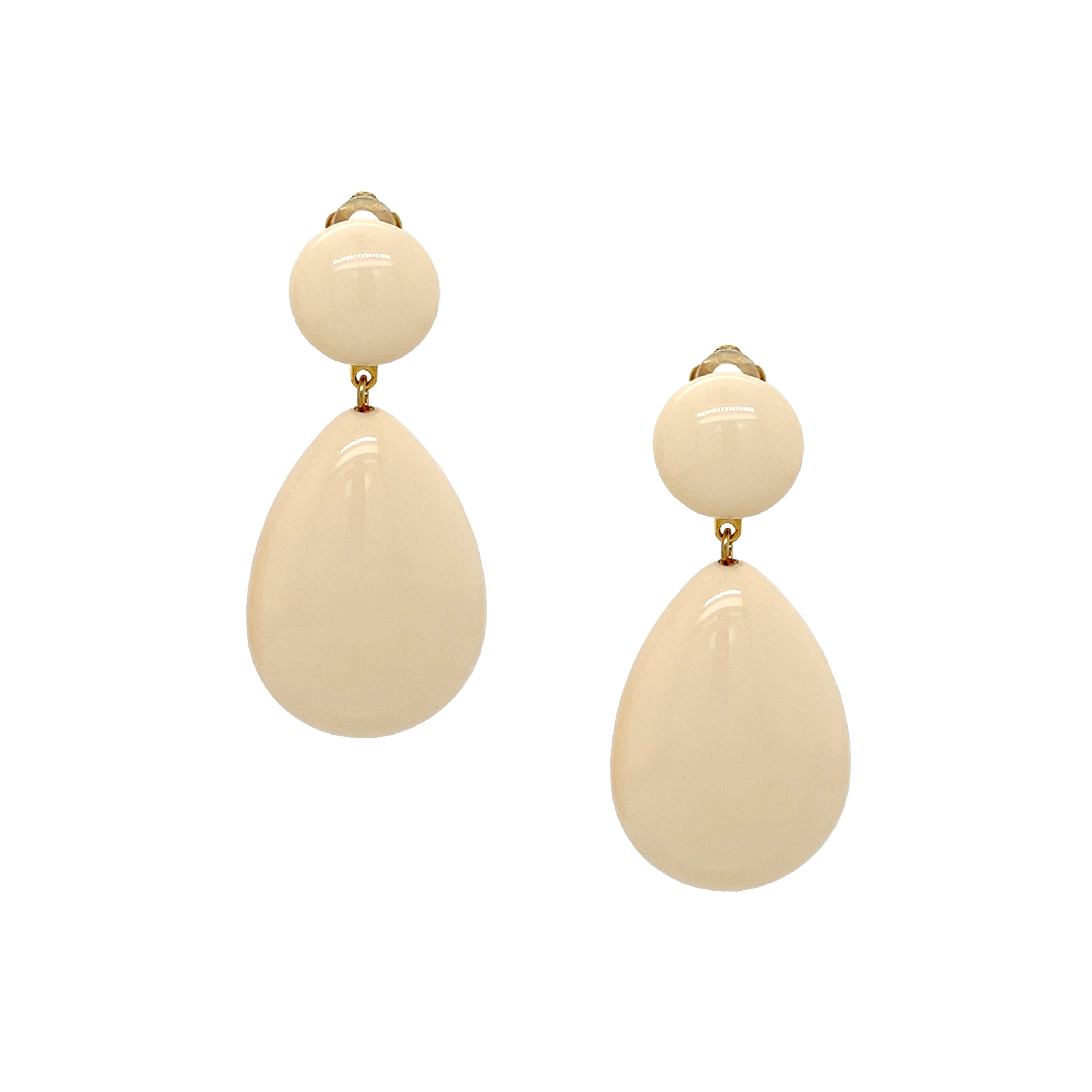 Beige Resin Teardrop Clip Earrings
Chic and contemporary, these teardrop clip earrings feature a polished neutral finish that pairs effortlessly with any look. Their sculptural silhouette adds understated elegance from day to night.
Yellow Gold Plated
2.22" Long X 1.02" Wide