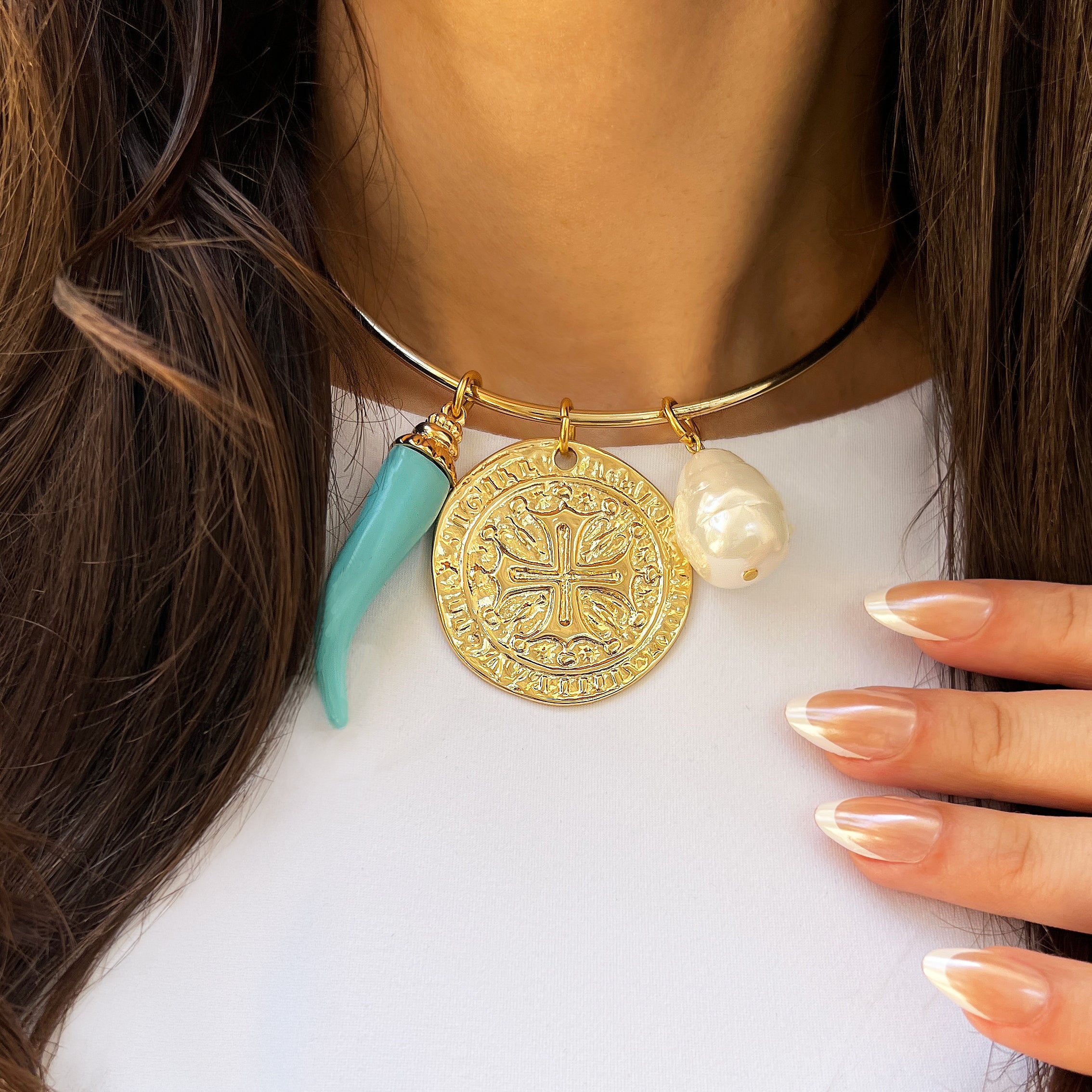 Rounded Thin Choker Adjustable Necklace With Charms
Add a fun twist to your jewelry collection with our Thin Choker Charm Necklace. Featuring a customizable choker design and versatile charms, this unique piece is perfect for any occasion. You'll love the playful and unique touch it adds to any outfit.
Yellow Gold Plated
Pearl Charm: 0.89" Long X 0.67" Wide
Horn Charm: 2.14" Long X 0.38" Wide
Disc Charm: 1.58" Wide
11" Around the neck
2.55MM Thick
All charms are included with the necklace.