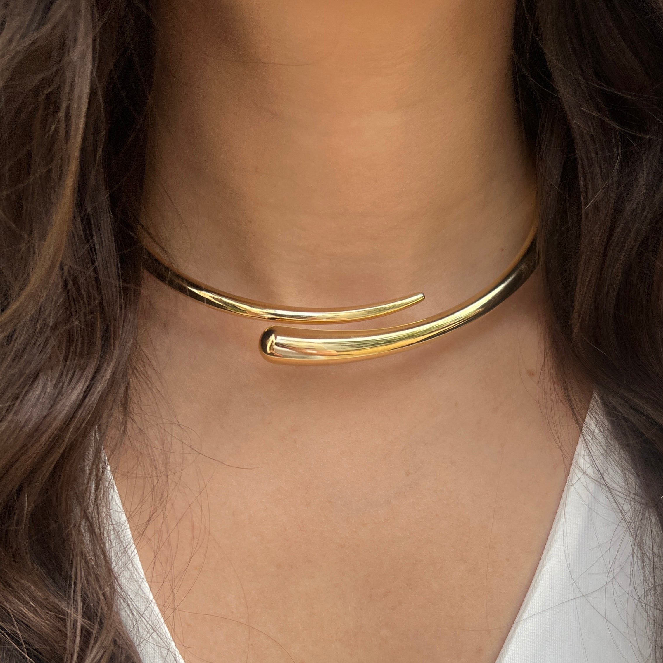 Open Cuff Choker Necklace
Make a bold statement with this Open Cuff Necklace, designed to wrap your neck in edgy, modern style. Its unique open design adds a twist to any outfit, perfect for those who dare to stand out. Lightweight and versatile, it’s the ultimate accessory to elevate your look with a playful edge.
Yellow Gold Plated
0.64" Wide
