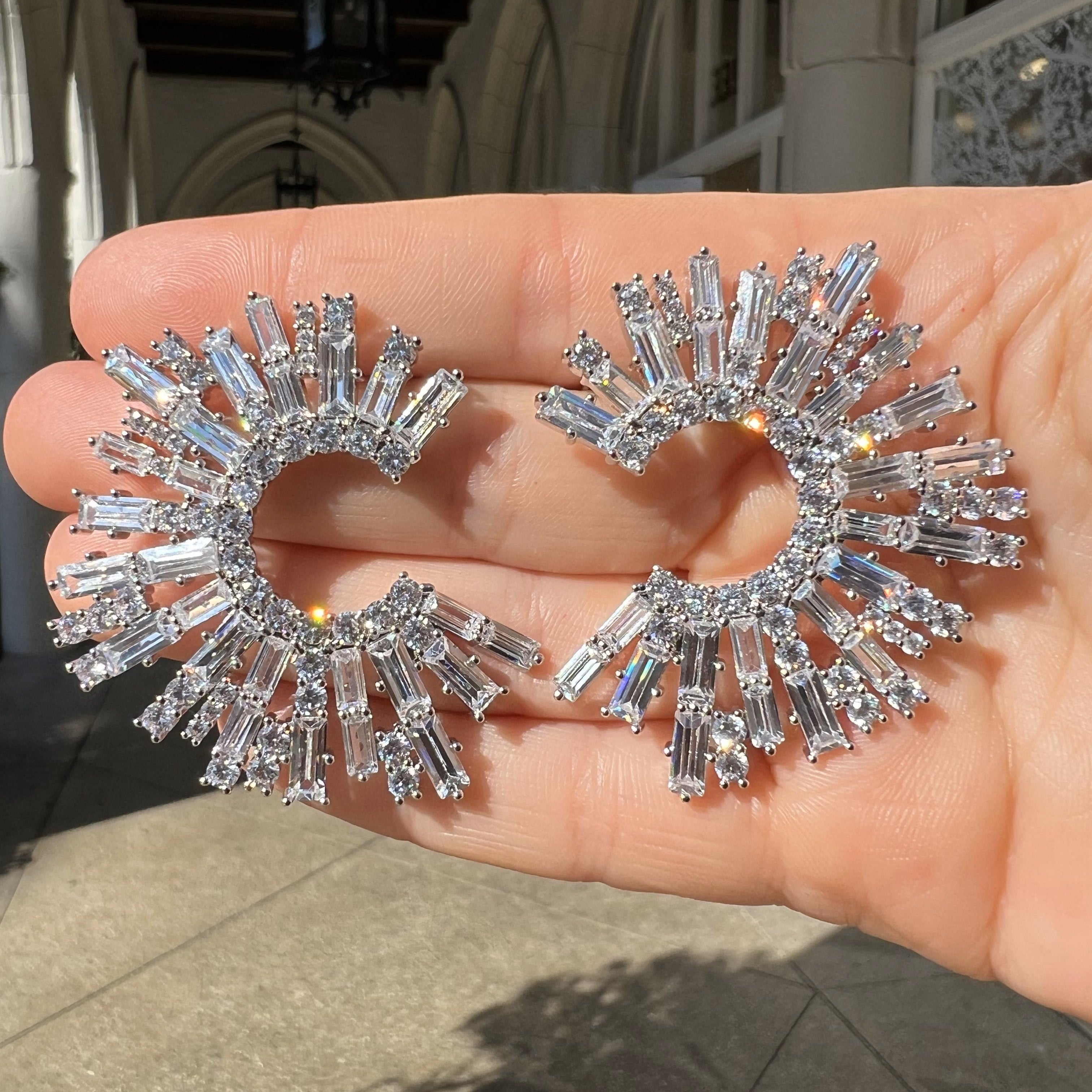 CZ Baguette Swirl Pierced Earrings
Introducing the Baguette Swirl Earrings. Add a touch of elegance and sophistication to any outfit with these statement earrings. These fancy, luxe earrings are sure to make a statement and elevate your style.
White Gold Plated
1.5" Long X 1.92" Wide