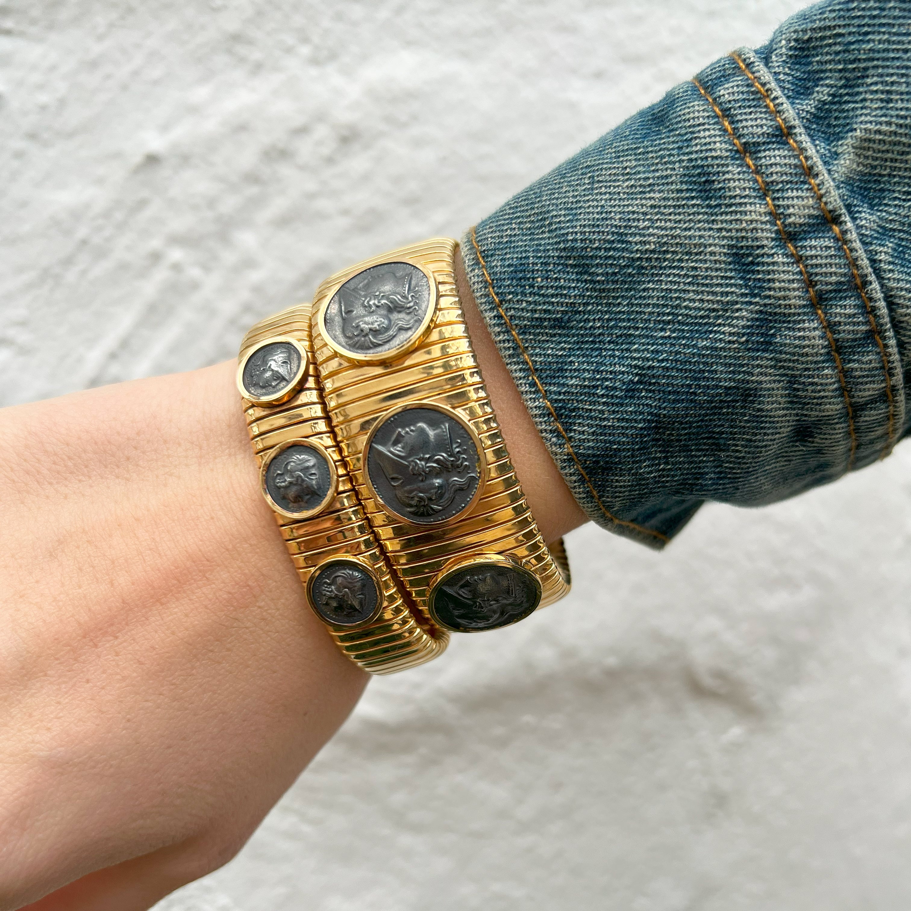 Large 3 Coin Flex Bangle Bracelet
Add a touch of uniqueness to your style with our Large Coin Flex Bracelet. The coin detail adds a subtle touch of elegance while the flex bracelet ensures a comfortable fit for everyday wear. A one-of-a-kind piece that will elevate any outfit.
Yellow Gold Plated Over Silver
0.92" Wide