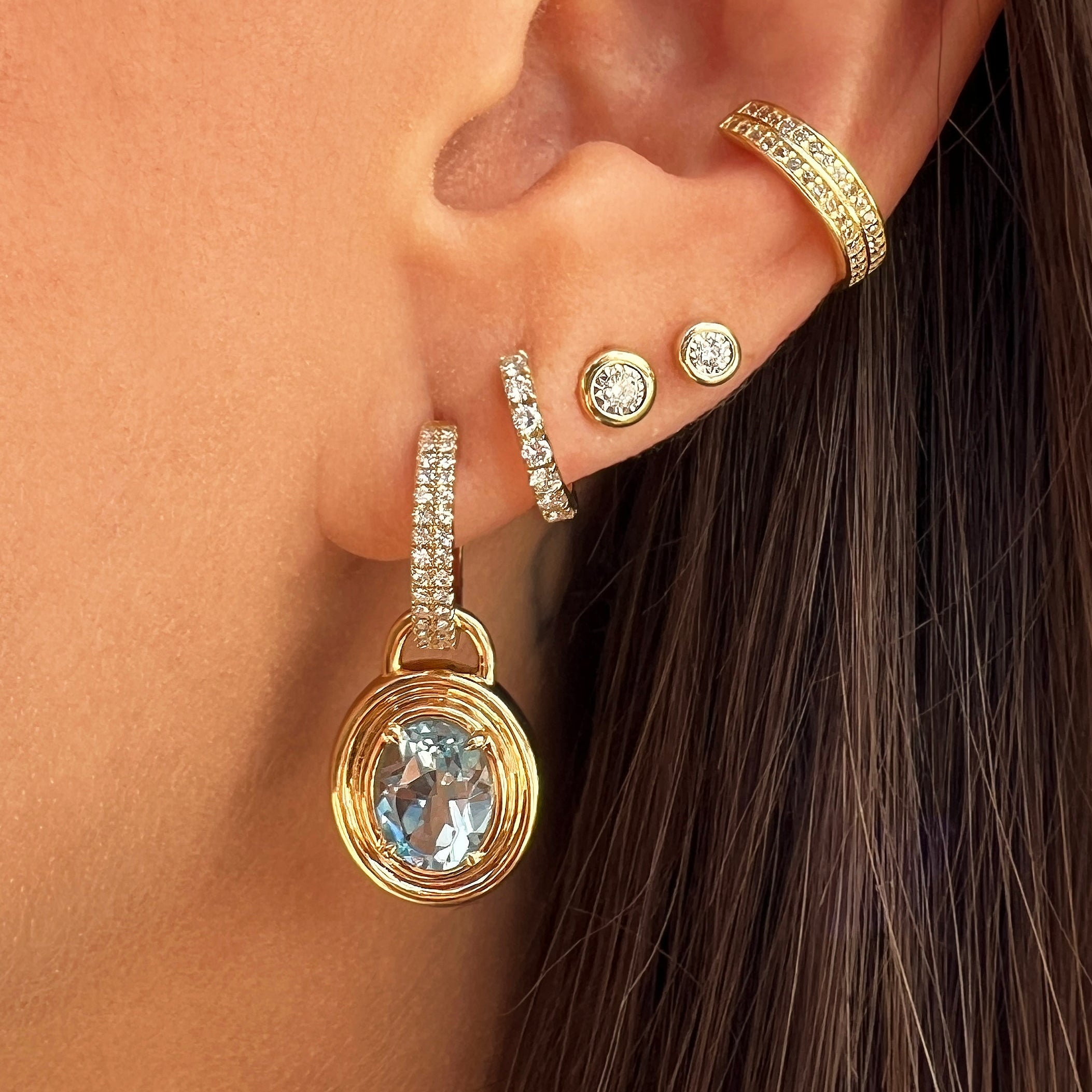 Diamond & Blue Topaz Huggie Pierced Earrings
Elevate your attire with these Diamond & Topaz Earrings. Made with fine jewels, they boast sparkling diamonds that add a touch of elegance and luxury. The hint of color from the topaz stones adds a subtle yet eye-catching detail.
14K Yellow Gold
0.22 Diamond Carat Weight
4.17 Blue Topaz Carat Weight
1.18" Long X 0.52" Wide