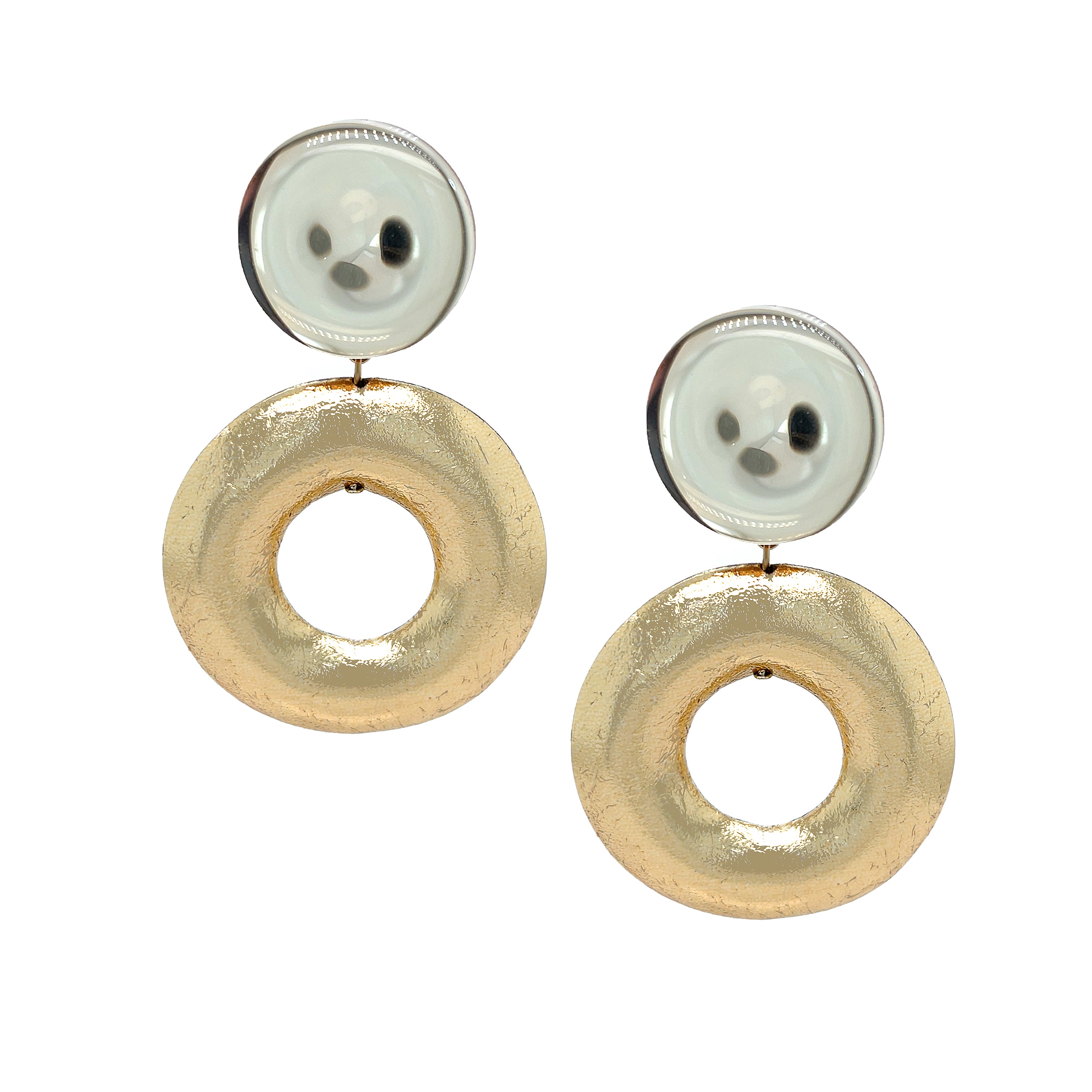 Gold Open Circle Clip On Earrings
Discover these gold circle clip-on earrings, crafted with multi-textured finishes for a bold, unique statement. Ideal for effortless elegance without pierced ears.
3.04" Long x 1.89" Wide