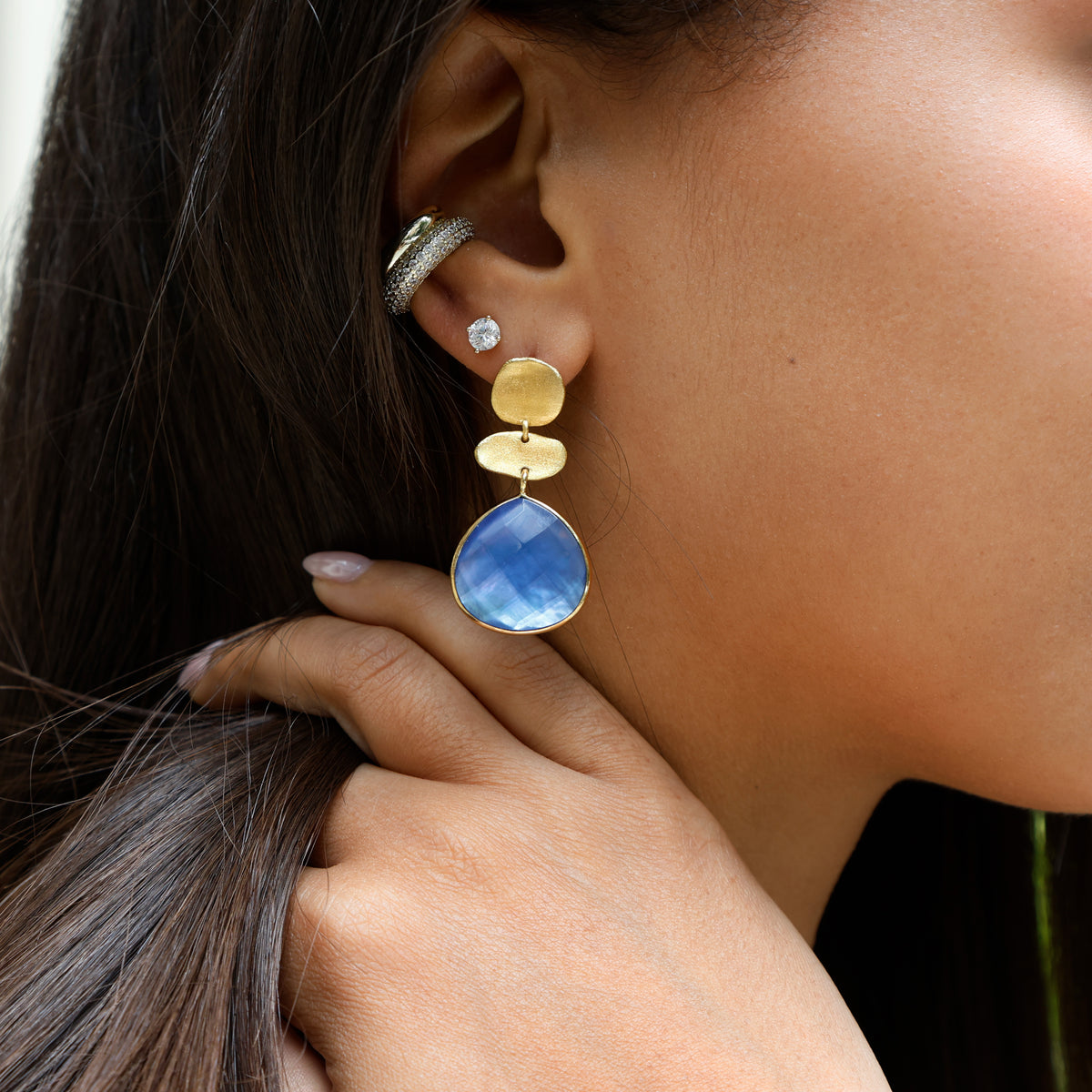 Blue 3 Drop Pierced Earrings

Yellow Gold Plated
1.65" Long X 0.84" Wide