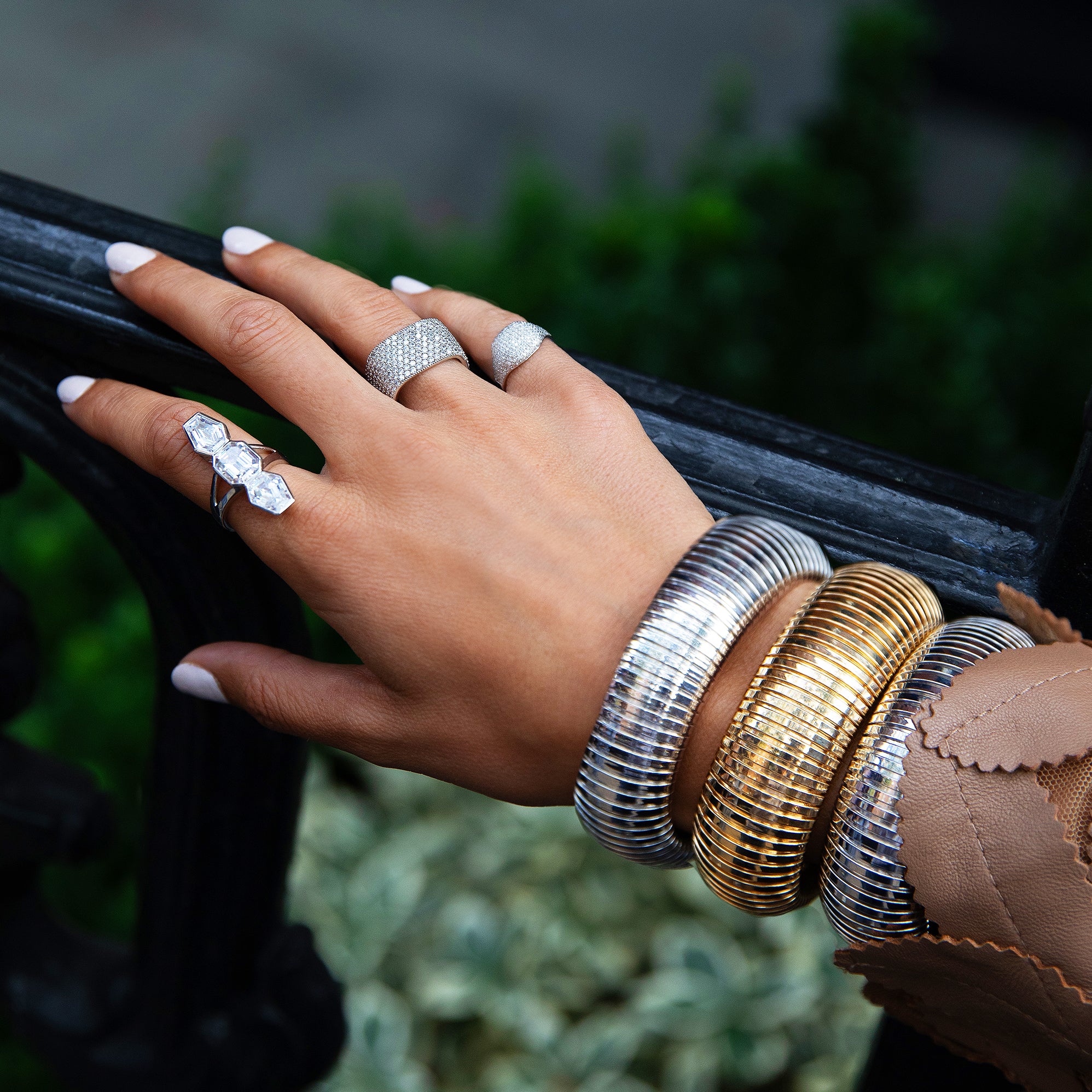 Flex Wide Dome Cuff Bracelet

White Gold Plated Over Silver
Oval Shape: 2.22" X 1.79"
0.87" Width
Slightly Flexible Open Cuff