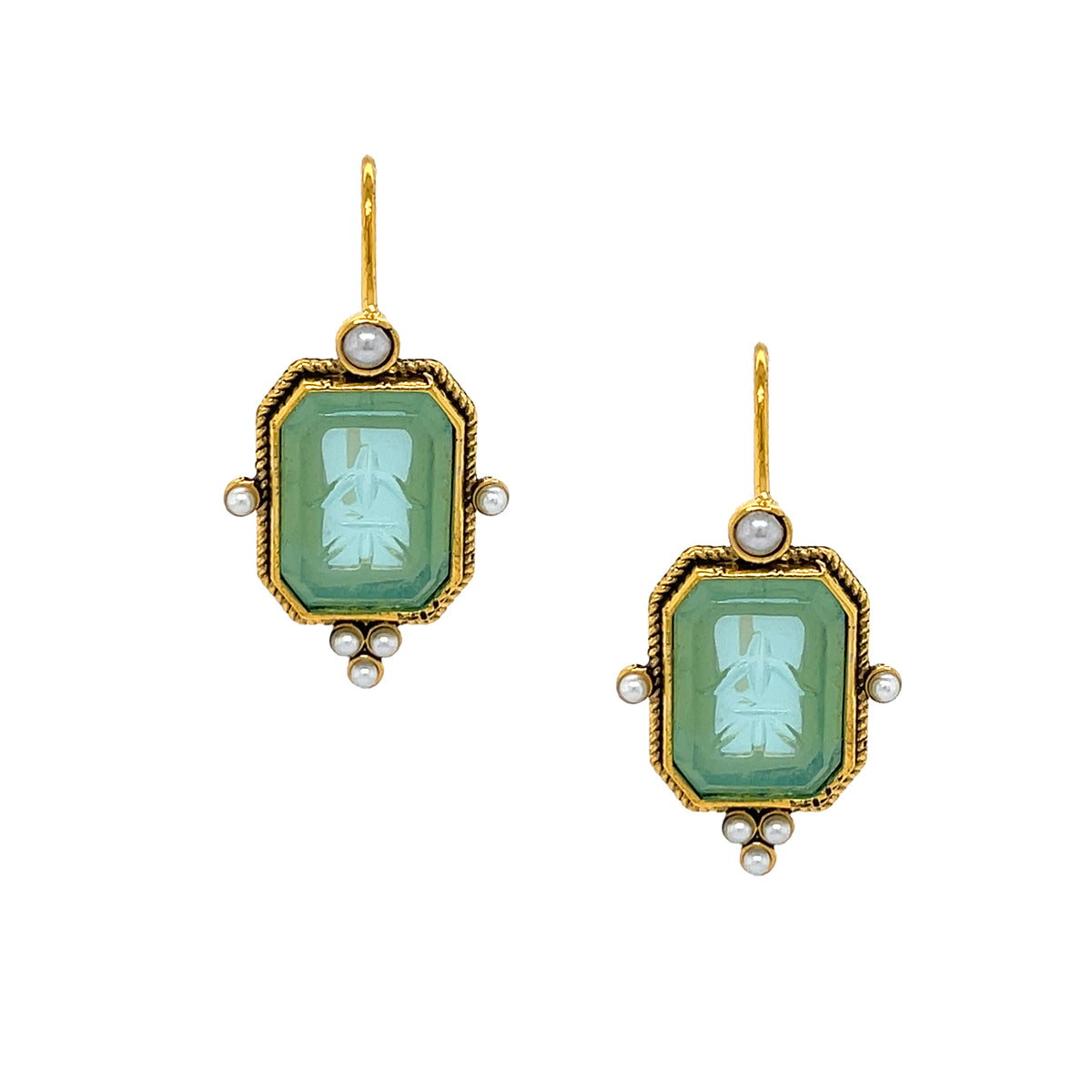 Green Vintage Pierced Earrings

Yellow Gold Plated
1.33" Long X 0.70" Wide