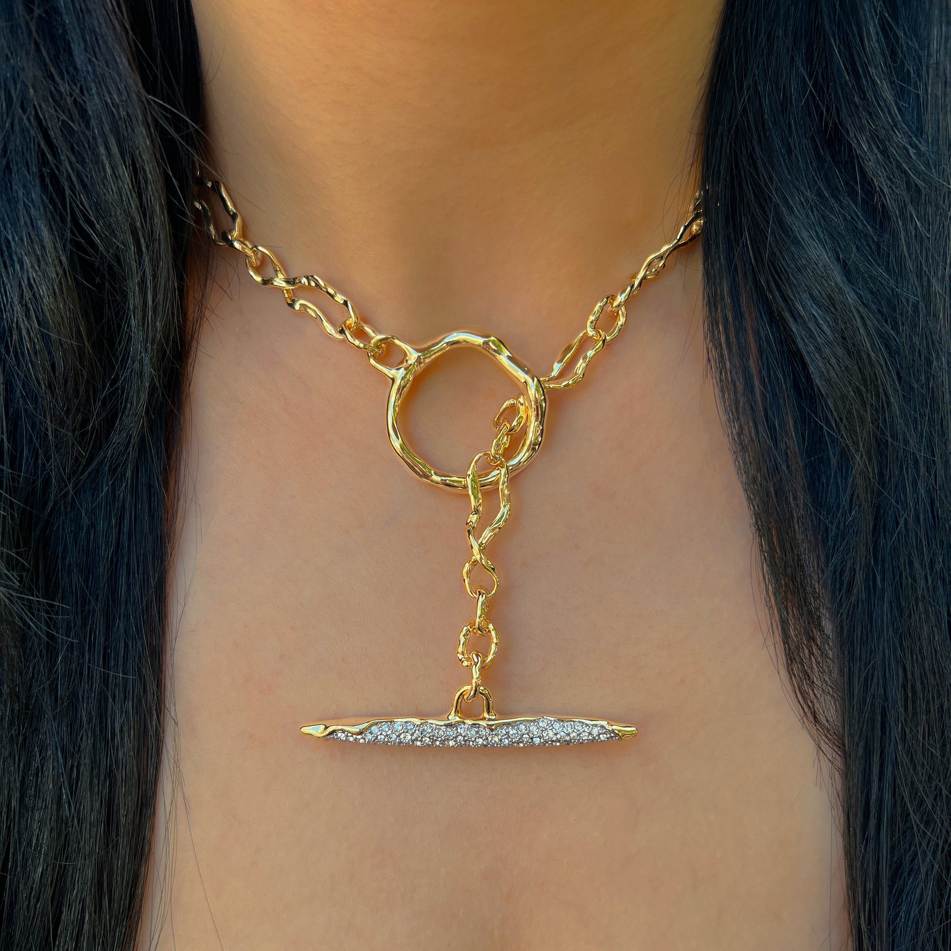 Lariat Organic Curve &amp; Pave Crystal Toggle Necklace

14K Yellow &amp; White Gold Plated
2.5" Long
1.5: Wide Toggle

Design by Alexis Bittar