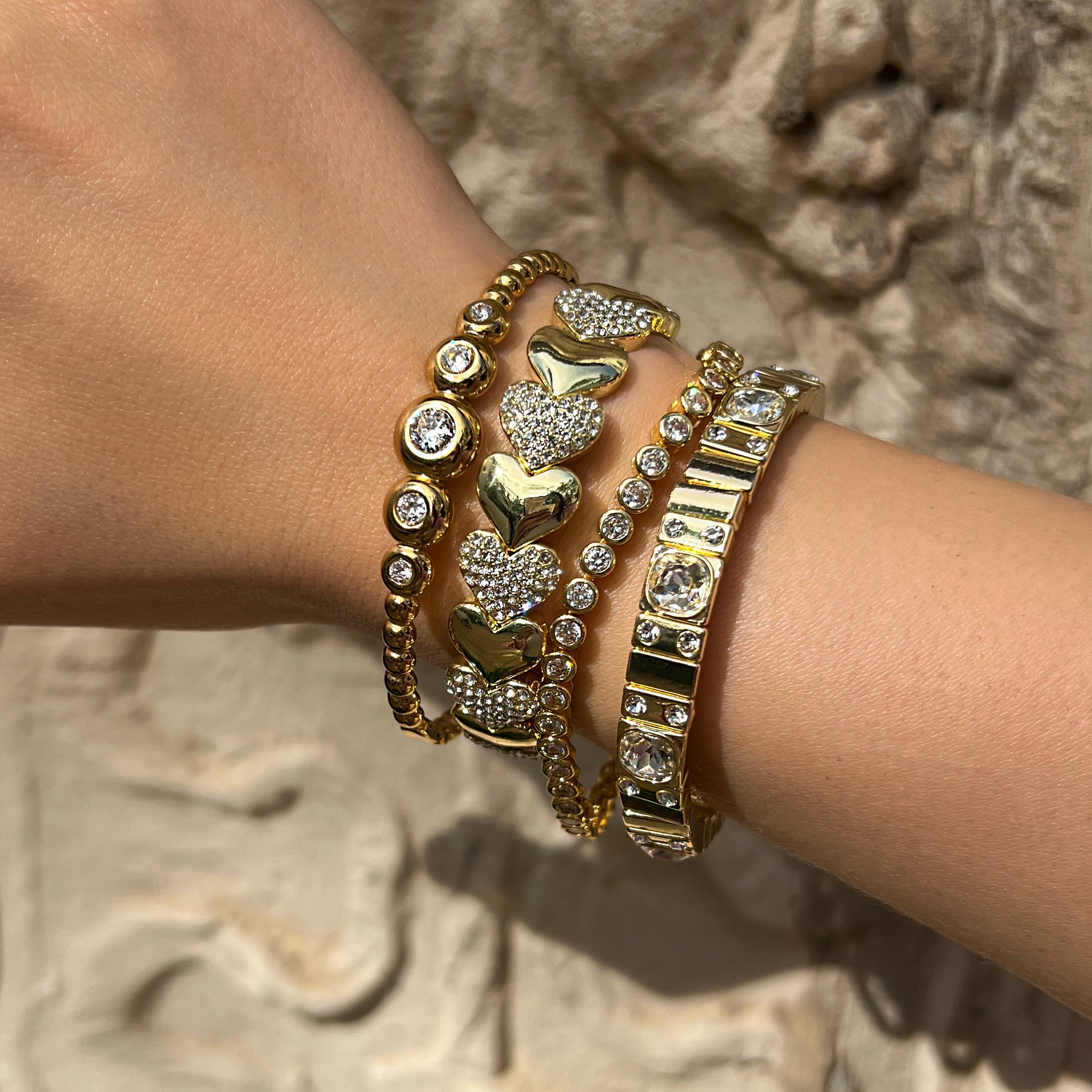 Round CZ Bezel Tennis Bracelet

Yellow Gold Plated
0.16" Thick
6.5" Long