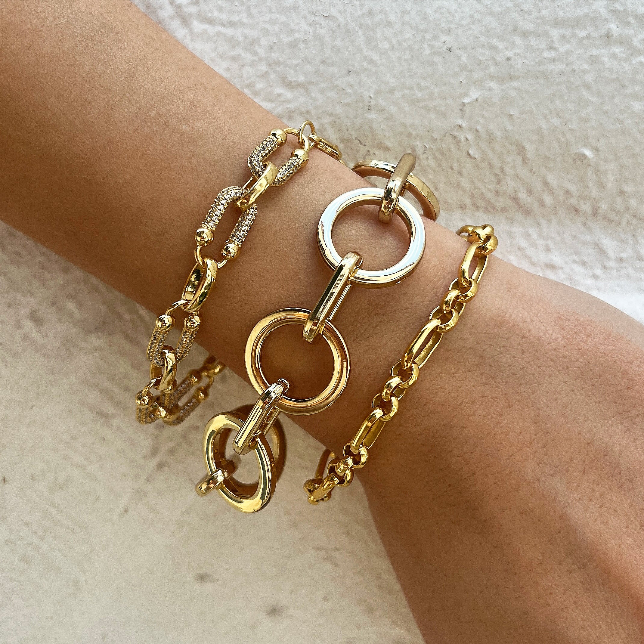 Circle &amp; Oval Link Bracelet

Yellow Gold Plated
Oval Links: 0.78" Long X 0.40" Wide
Circle Links: 0.84" Wide
7-8.8" Adjustable Length

While supplies last. All Deals Of The Day sales are FINAL SALE.