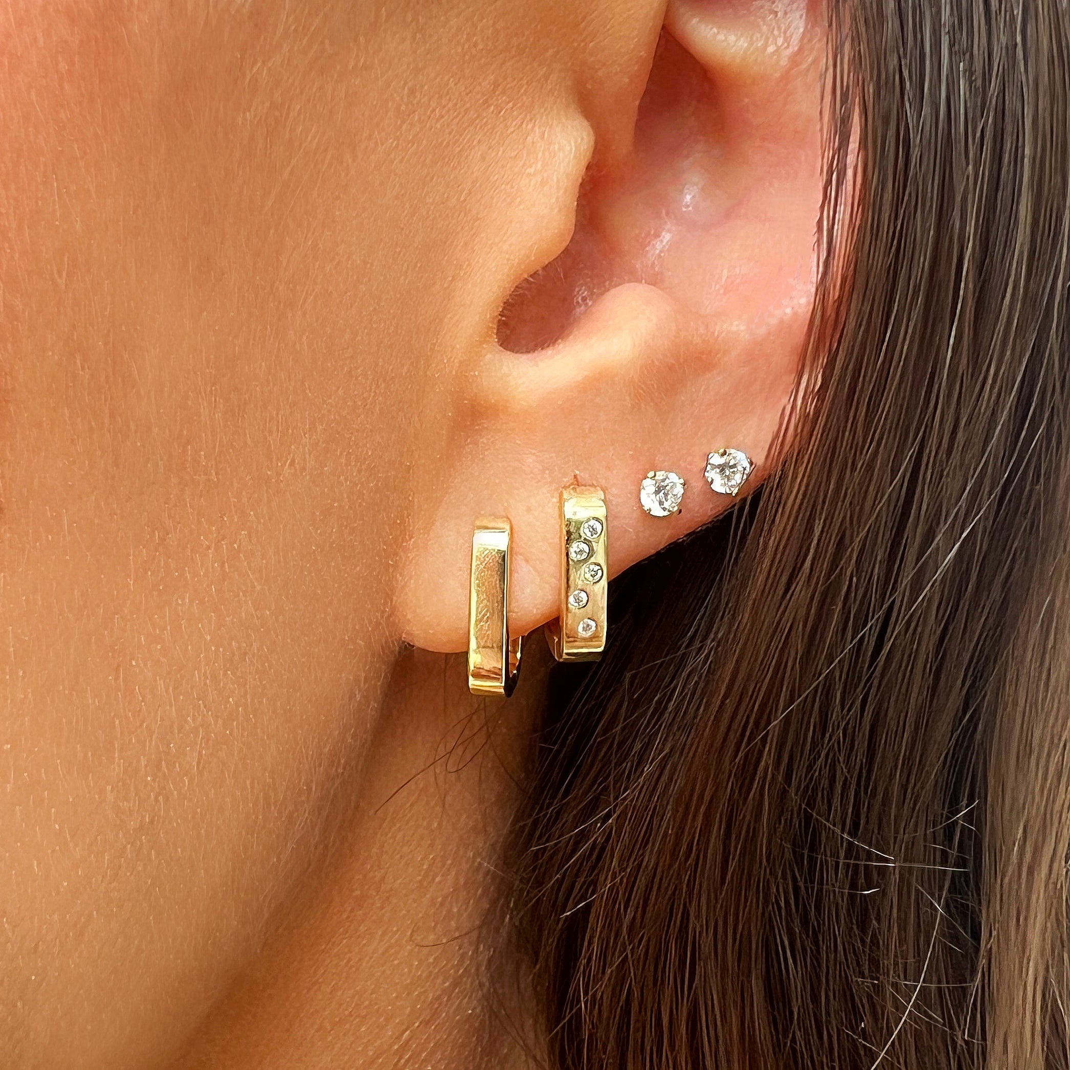 CZ Rectangle Huggie Pierced Earrings

Yellow Gold Plated Over Silver
0.5" Long X 0.35" Wide

While supplies last. All Deals Of The Day sales are FINAL SALE.