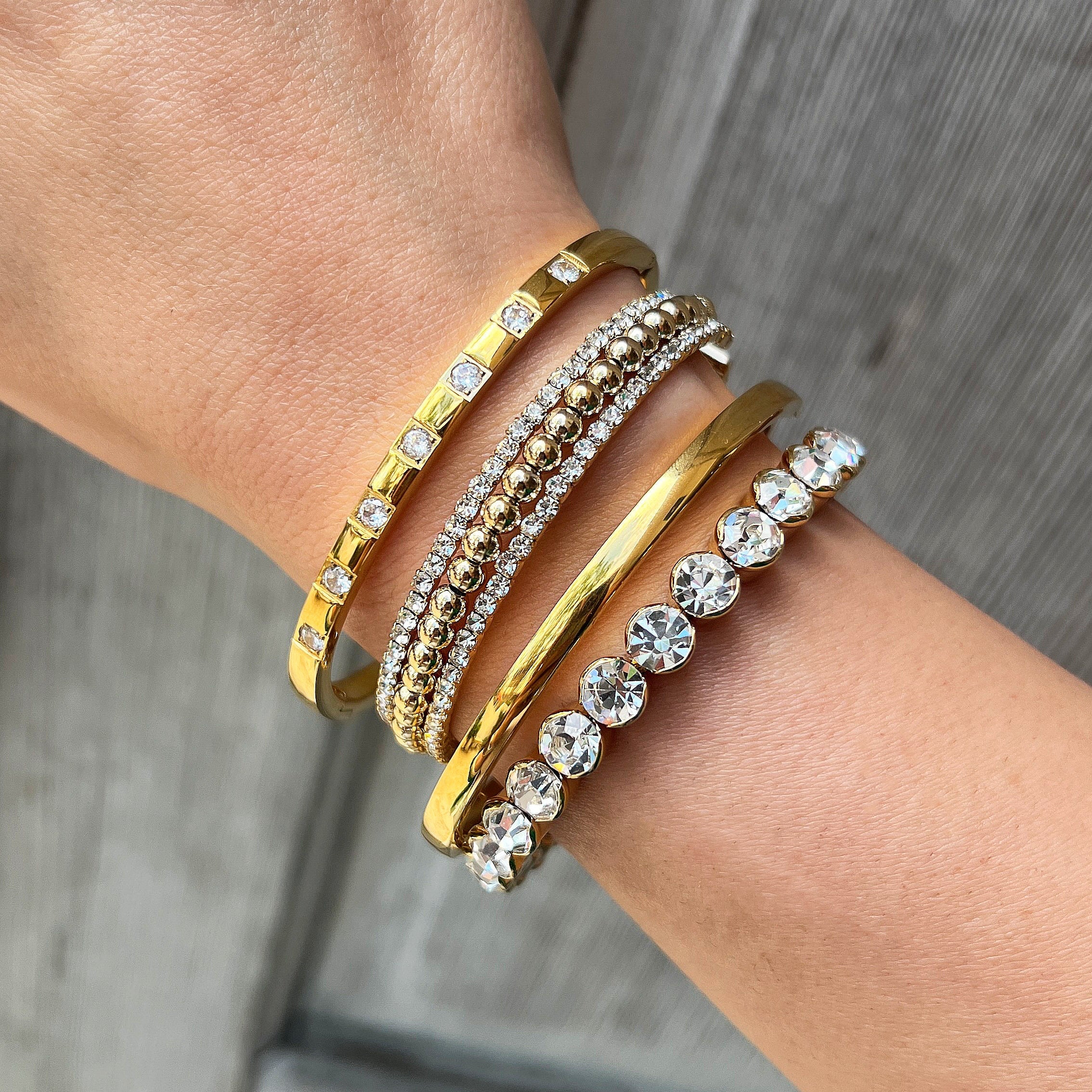 Round CZ Open Bangle Bracelet

White Gold Plated
2.54" Diameter


While supplies last. All Deals Of The Day sales are FINAL SALE.