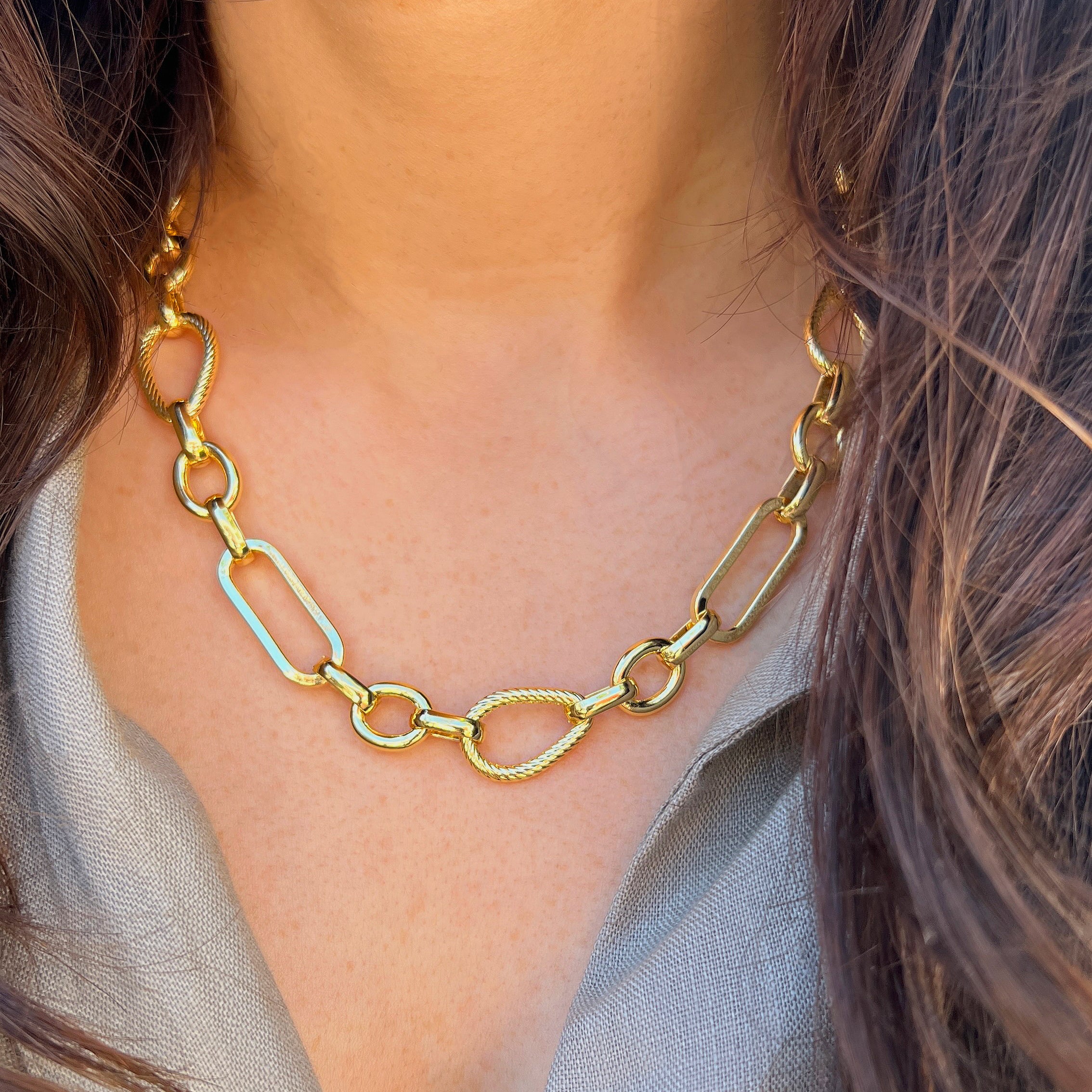 Mixed Link Necklace

White Gold Plated Over Silver
Pear Shape Links: 0.76" Long X 0.50" Wide
Oval Links: 1" Long X 0.39" Wide
18-20.5" Adjustable Length

While supplies last. All Deals Of The Day sales are FINAL SALE.